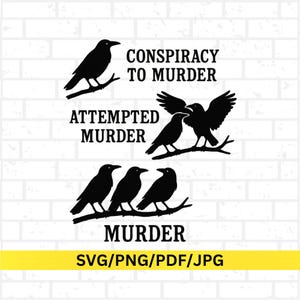 以下が含まれることがあります： 「Conspiracy to Murder」、「Attempted Murder」、「Murder」のフレーズと、枝にとまったカラスの黒いシルエットのイラスト。下部のバナーには「SVG/PNG/PDF/JPG」と書かれています。背景は白いレンガの壁です。