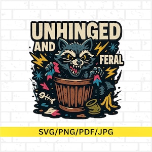 Op de afbeelding: Een cartoon illustratie van een boze wasbeer in een vuilnisbak met de tekst "UNHINGED AND FERAL". De wasbeer is grijs en zwart, omringd door afval en gele bliksemschichten. Een gele banner onderaan toont bestandsformaten.