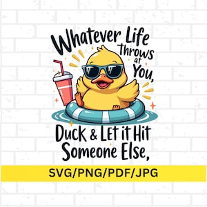 Puede incluir: Un pato de dibujos animados amarillo con gafas de sol flota en una piscina sobre un flotador, sosteniendo una bebida. La imagen incluye el texto "Whatever Life Throws at You, Duck & Let it Hit Someone Else." Disponible en SVG, PNG, PDF y JPG.