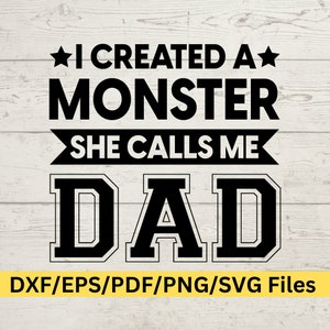 Op de afbeelding: Zwart-wit grafisch ontwerp met de tekst "Ik heb een monster gecreëerd dat ze papa noemt" op een houtnerf achtergrond. De tekst is in een vet, bloklettertype. De grafiek is beschikbaar in de bestandsformaten DXF, EPS, PDF, PNG en SVG.