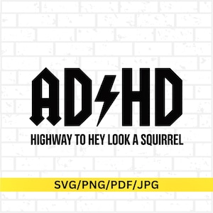 Op de afbeelding: Zwart grafisch ontwerp met de letters "AD HD" in een vet, gestileerd lettertype, met een bliksemschicht ter vervanging van de "/". Hieronder staat de tekst "HIGHWAY TO HEY LOOK A SQUIRREL". Een gele banner onderaan zegt "SVG/PNG/PDF/JPG".