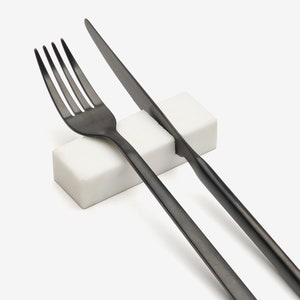 Marble Cutlery Rest with knife cut Lifestyle Dinnerware Luxury Homeware Tablescape Poggiaposate Mise en place immagine 5