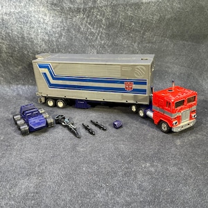 G1 transformers action figure : Optimus Prime. Incomplete,  Hasbro- Takara 1984.