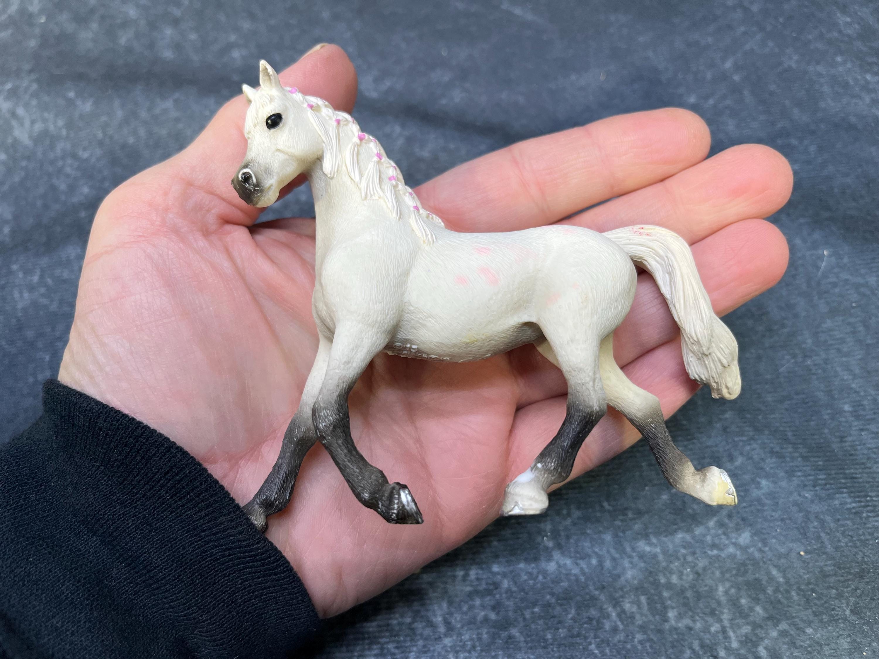 SCHLEICH Araber Stute – Detailgetreue Pferdefigur Für Kinder Ab 5 Jahren – Aus Hochwertigem Material – Ideal Fürs Spielen & Sammeln