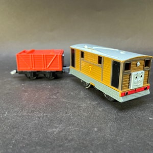 Thomas & Friends, TrackMaster: Toby z przechylanym wagonem sortuj i przełączaj. Zmechanizowany, działający. Mattel 2009