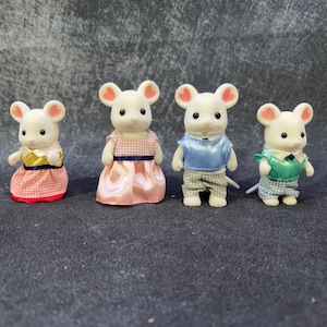 Calico critters/Sylvanian family : Marshmallow Mouse Family .  Complete.