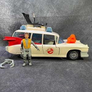 Real Ghostbusters vehicle : Ecto 1, incomplete.   Kenner 1984