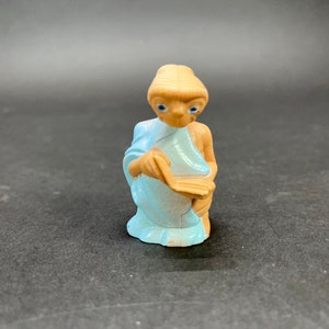 vintage E.T. pvc figurine: E.T. with book,  LJN 1982.