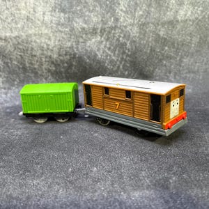 Thomas & Friends, TrackMaster: Toby z samochodem. Zmotoryzowany, działający. Mattel 2013