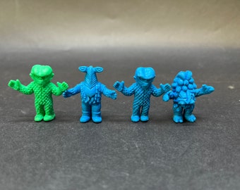 Can full of monsters (keshi) : lot of 4 figures. Bandai 1979.