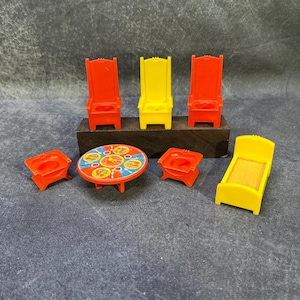 Fisher Price little people Play Castle  no 993 accessories: chose one.