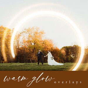 Puede incluir: Una novia y un novio se paran en un campo con follaje otoñal en el fondo. Una luz cálida y brillante en forma de círculo los rodea. El texto "warm glow overlays" está en la parte inferior de la imagen.