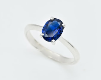 Anillo de zafiro ovalado, zafiro creado, piedra natal de septiembre, anillo de zafiro azul, anillo de promesa de zafiro, anillo de zafiro plateado, regalo para ella
