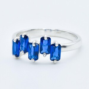 Ring saffier stokbrood, ring blauw stokbrood, ring stokbroodcluster, gemaakt saffier, ring zilver saffier, ring september geboortesteen