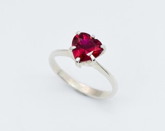 Anillo de corazón de rubí, anillo de corazón rojo, anillo de corazón, anillo de corazón pequeño, anillo de amor, anillo rojo delicado, regalo para ella, anillo de rubí, rubí creado, plata 925