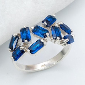 Ring blauwe saffier, ring stokbrood saffier, ring september geboortesteen, ring saffiercluster, ring gemaakt met saffier, ring zilver saffier