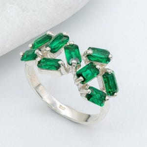 Ring smaragd, gemaakt van smaragd, stokbroodband, groene clusterring, groene diamanten ring, asymmetrische ring, ring met smaragd, 925 sterlingzilver