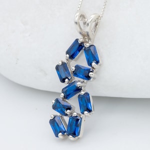 Saphir Baguette Anhänger, erstellt Saphir, Blau Cluster Anhänger, Blau Art-Deco-Anhänger, asymmetrischer Anhänger, langer Anhänger, Saphir Anhänger