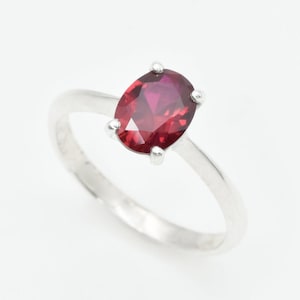 Anillo de rubí solitario, rubí creado, anillo de rubí ovalado, anillo de rubí rojo, piedra natal de julio, anillo de promesa de rubí, anillo de piedra preciosa roja, anillo de rubí de plata