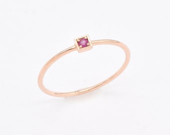 Roségouden robijnring, massief 14k gouden robijnring, massief gouden sierlijke ring, roségouden minimalistische ring, gouden solitaire robijnring, vierkante robijnring