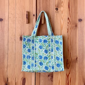 Gesteppte Tragetasche · Blockdruck aus reiner Baumwolle in Indien · Gesteppte Umhängetasche im indischen Boho-Stil · Blaugrüne Blumen