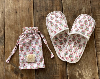 Zapatillas de viaje enguatadas con bolsa a juego · Algodón puro estampado block print en India · Zapatillas de baño ducha · Blanco flor rosa