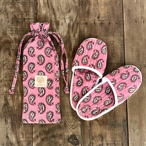 Gesteppte Reisepantoffeln mit passender Tasche. Blockdruck aus reiner Baumwolle in Indien. Bade- und Duschpantoffeln. Rosa Paisley