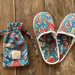Gesteppte Reisepantoffeln mit passender Tasche · Blockdruck aus reiner Baumwolle in Indien · Dusch- und Badepantoffeln · Blau-rosa Blume