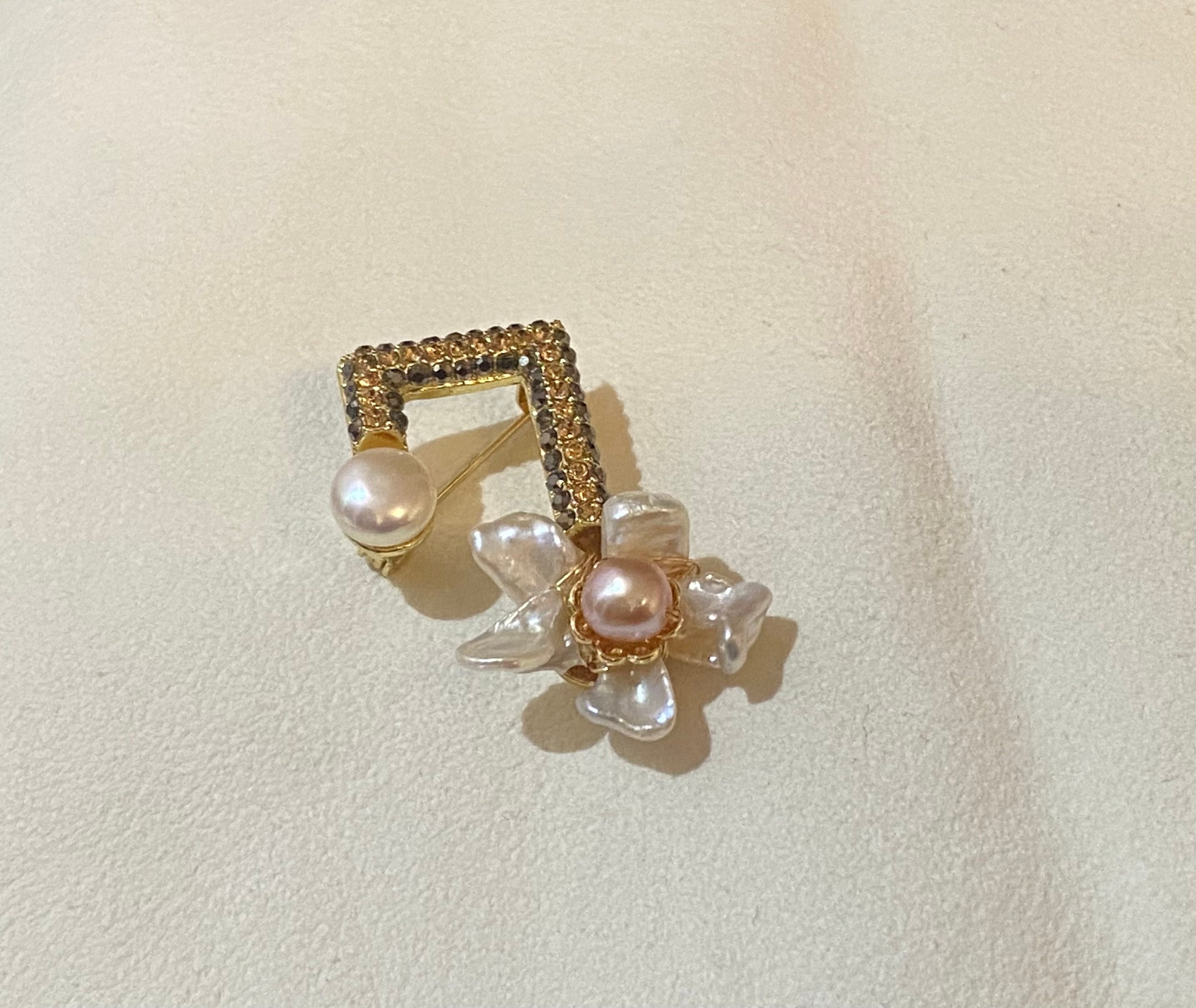 Spilla di Perle grigie, Madreperla e Strass - Gioielli Perla - Perla