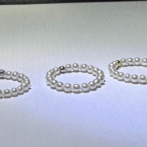 Anello con perla d'acqua dolce Aurora Flawless da 2–3 mm / Fascia elastica minimalista con perle / Perle in argento sterling placcate oro / Misura personalizzata