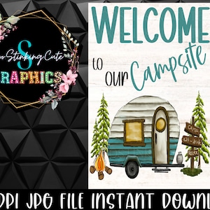 Puede incluir: Una ilustración digital de un cartel de bienvenida para un camping. El cartel presenta una caravana azul y blanca con una ventana amarilla y una puerta de madera. El cartel también incluye una fogata, pinos y un cartel de madera que dice "Camp, Eat & Drink, Relax". El texto en el cartel dice "Bienvenido a nuestro camping".