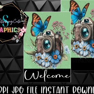 Puede incluir: Una descarga digital de una imagen JPG de 300 DPI que presenta una cámara vintage con una mariposa azul posada en la parte superior. La cámara está rodeada de flores azules y blancas sobre un fondo verde. El texto "Welcome" está en la parte inferior de la imagen.