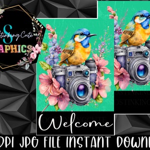 Puede incluir: Una descarga digital de un diseño de sublimación con un pájaro azul y amarillo posado en una cámara vintage con flores rosas y moradas. El diseño incluye el texto "Welcome".