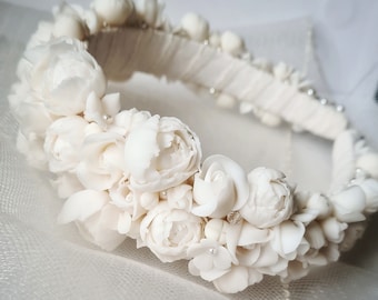 Bruidshoofdband met delicate handgemaakte kleibloemen in zacht wit. Bloemen Halo Kroon| Bruidsmeisje| Bruiloft|Beaded Hoofdband| Bruid | Wit