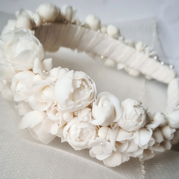 Diadema de novia con delicadas flores de barro hechas a mano en color blanco suave. Corona de halo floral / Dama de honor / Boda / Diadema con cuentas / Novia / Blanco