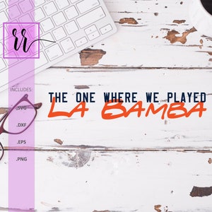 Op de afbeelding: Een witte houten achtergrond met een wit toetsenbord en een bril. De tekst "THE ONE WHERE WE PLAYED LA BAMBA" is geschreven in oranje en blauwe letters.