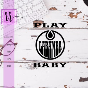 Könnte beinhalten: Ein schwarz-weißes Grafikdesign mit den Worten "PLAY LABAMBA BABY". Das Design beinhaltet ein kreisförmiges Emblem mit dem Wort "LABAMBA" und einem tropfenförmigen Symbol. Das Bild enthält auch eine Tastatur, eine Brille und den Text "INCLUDES: SVG, DXF, EPS, PNG".