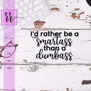 Peut inclure: Image sur une surface en bois blanc avec le texte "I'd rather be a smartass than a dumbass" en script noir. Inclut des fichiers SVG, DXF, EPS et PNG. Un clavier blanc, des lunettes et une tasse de café sont également visibles.