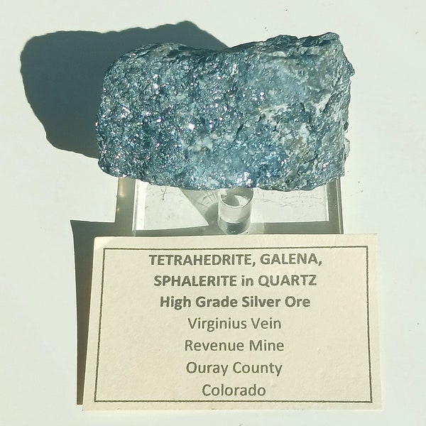 Il s'agit d'un minerai d'argent à haute teneur provenant de la Revenue MIne, Virginius Vein, dans le comté d'Ouray. CO. Tétraédrite, galène, sphalérite dans quartz, 140g.
