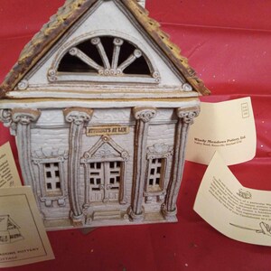 Windy Meadows SÄLLSYNT advokatkeramik. 1 av 13 levereras med Windy Meadows återförsäljarplakett och alla originalpapper. Ny men gammal vintage