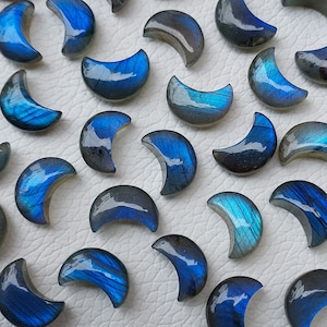 Blau! Niedlicher kleiner blauer Labradorit-Mond, Halbmond, natürlicher blauer Labradorit-Mond, blauer Briolett-Mond Cabochon (12-14 mm)