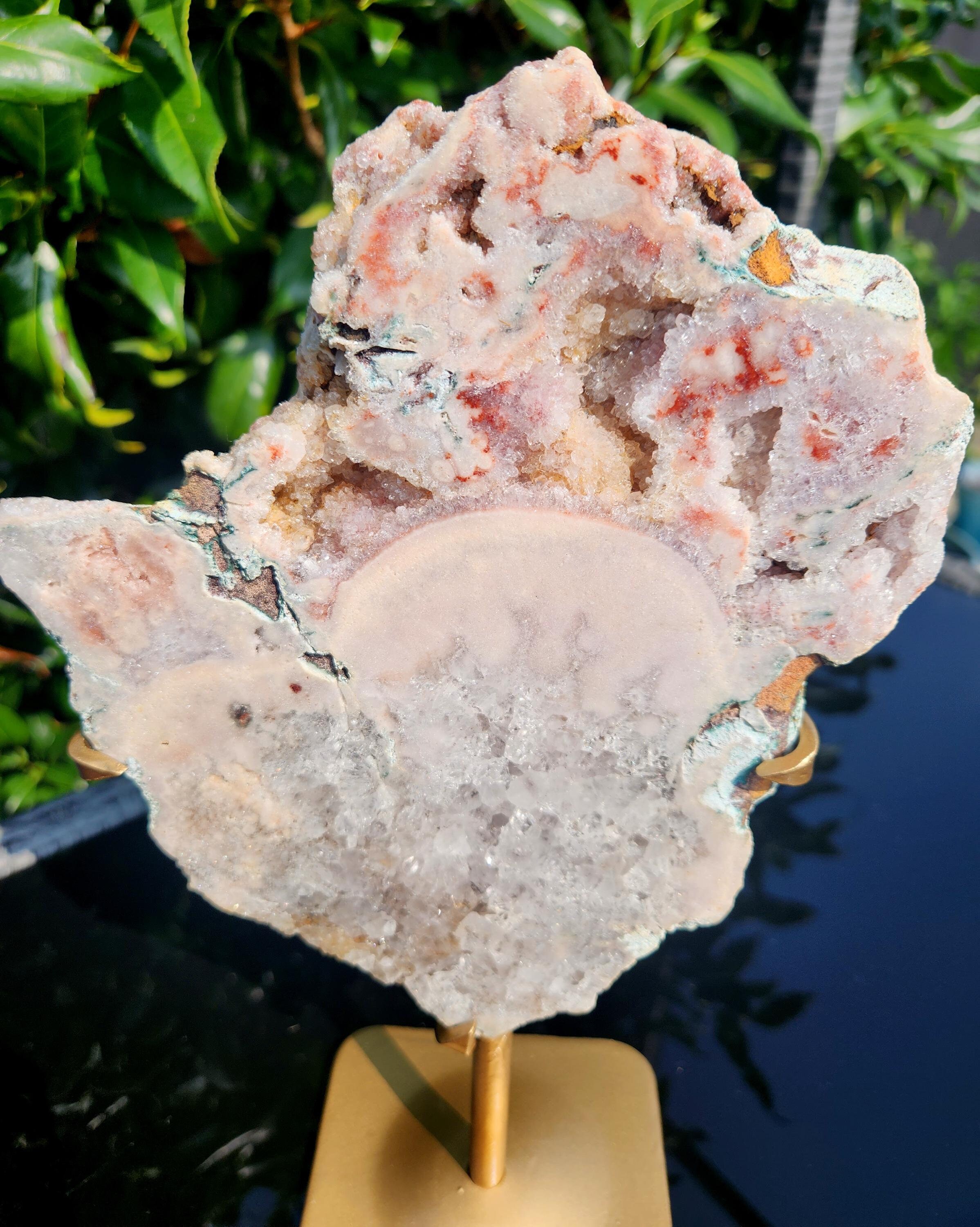 ドゥルージーピンクアメジストスラブ、クリアクォーツ付き、スタンド