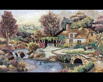 Puede incluir: Una obra de arte en mosaico que representa una cabaña pintoresca ubicada en un exuberante paisaje verde. Un puente de piedra cruza un arroyo con una cascada en primer plano. La escena está llena de colores vibrantes y detalles intrincados.