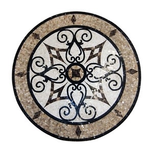 Op de afbeelding: Ronde mozaïektegel met een decoratief ontwerp. Het midden heeft een zwart, sierlijk krulpatroon op een witte achtergrond, omgeven door een mozaïekrand in tinten beige en bruin. De buitenrand heeft een mozaïekrand met donkere diamantaccenten.