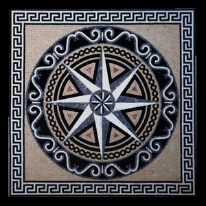 Peut inclure: Un carreau de mosaïque noir et blanc avec un motif de rose des vents entouré d'une bordure de clé grecque.