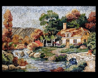 Puede incluir: Una obra de arte en mosaico que representa un paisaje sereno con una casa, un puente y una cascada. La casa tiene un tejado de tejas marrones y una fachada de piedra. La escena incluye un puente sobre un arroyo, exuberante vegetación y árboles con follaje otoñal. El cielo es un mosaico de baldosas claras.