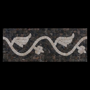 Puede incluir: Un borde de mosaico negro y blanco con un diseño ondulado que presenta hojas estilizadas. El borde está hecho de pequeñas baldosas cuadradas.