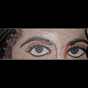 Puede incluir: Primer plano de una obra de mosaico que representa un par de ojos. Los ojos son azules con delineador de ojos negro y cejas marrones oscuras. El mosaico está hecho de pequeños azulejos coloridos.