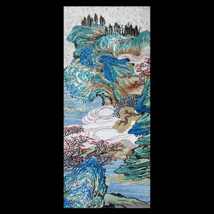 Könnte beinhalten: Eine Mosaik-Wandkunst, die eine traditionelle chinesische Landschaft mit Bergen, Bäumen und einem Fluss darstellt. Das Kunstwerk zeigt eine Vielzahl von Farben, darunter Blau, Grün, Weiß und Rot.