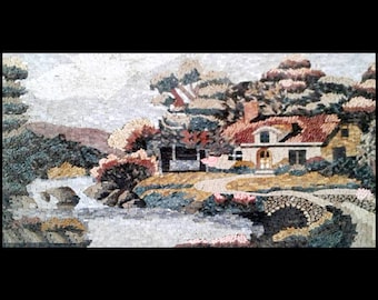 Puede incluir: Una obra de arte en mosaico que representa un paisaje sereno con una casa, un puente y un río. La casa tiene un tejado de tejas rojas y una fachada de piedra. El puente es de piedra y el río refleja el cielo. La obra utiliza varios colores, incluyendo verde, marrón y beige.